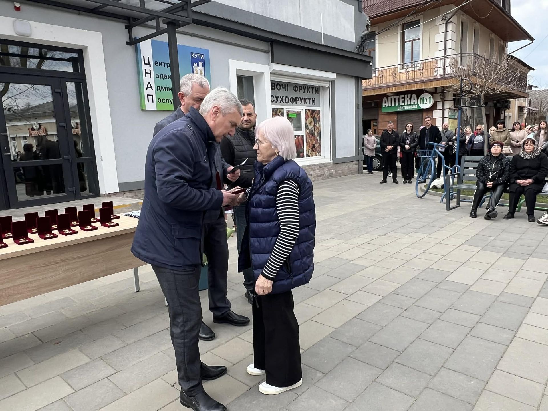 У Кутській громаді родинам полеглих воїнів вручили медалі "За заслуги перед Прикарпаттям" 8