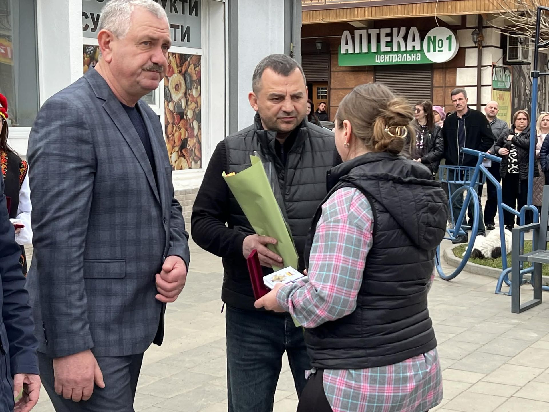 У Кутській громаді родинам полеглих воїнів вручили медалі "За заслуги перед Прикарпаттям" 9