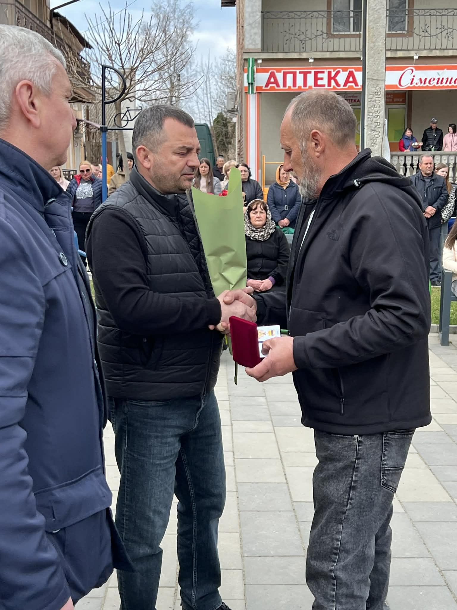 У Кутській громаді родинам полеглих воїнів вручили медалі "За заслуги перед Прикарпаттям" 12