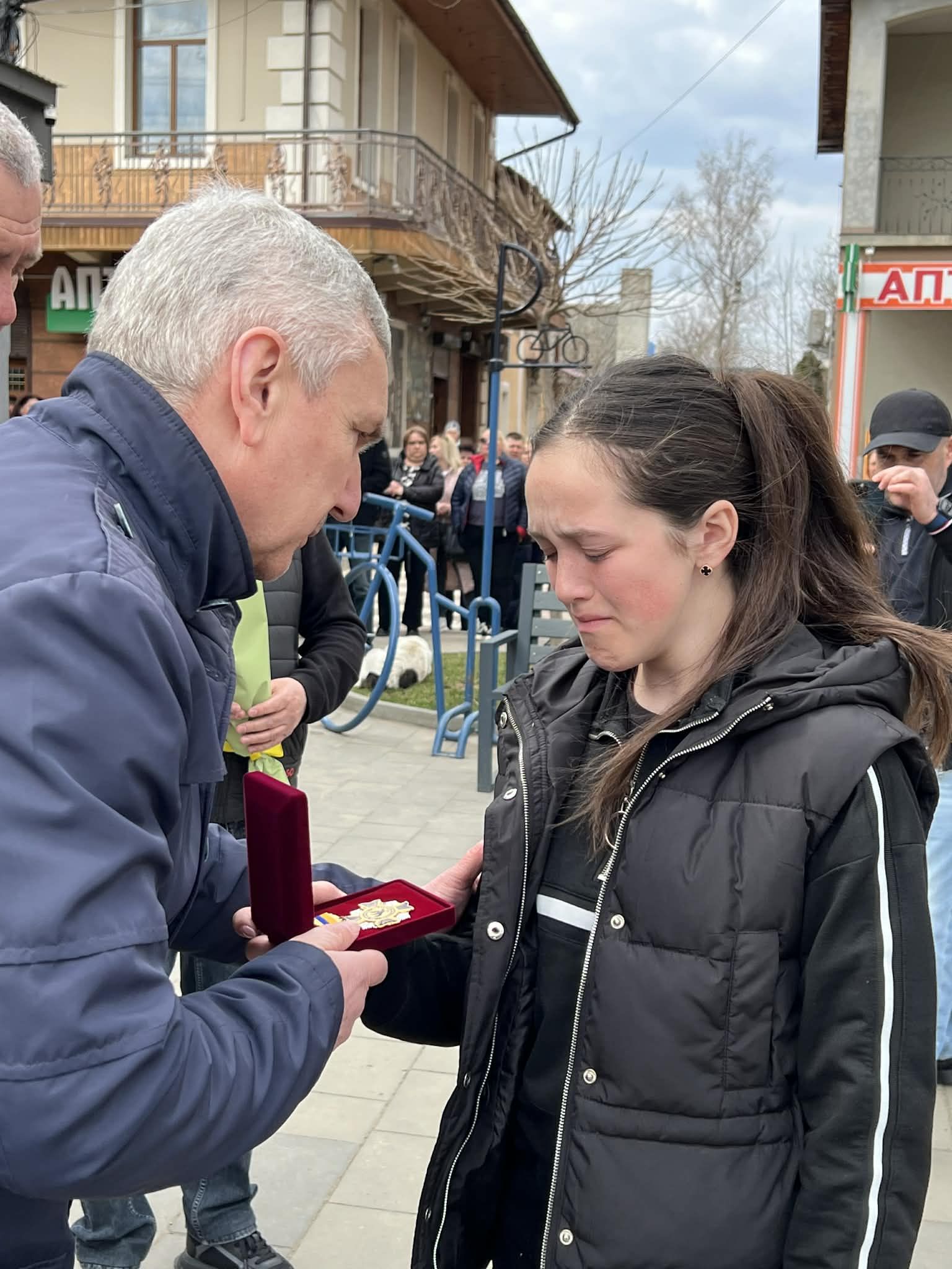 У Кутській громаді родинам полеглих воїнів вручили медалі "За заслуги перед Прикарпаттям" 13
