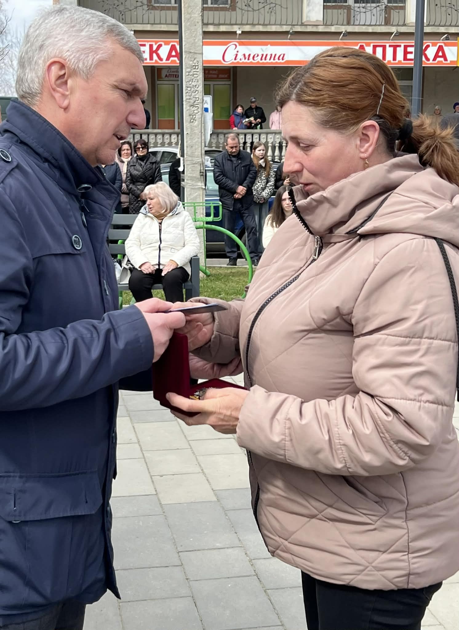 У Кутській громаді родинам полеглих воїнів вручили медалі "За заслуги перед Прикарпаттям" 14