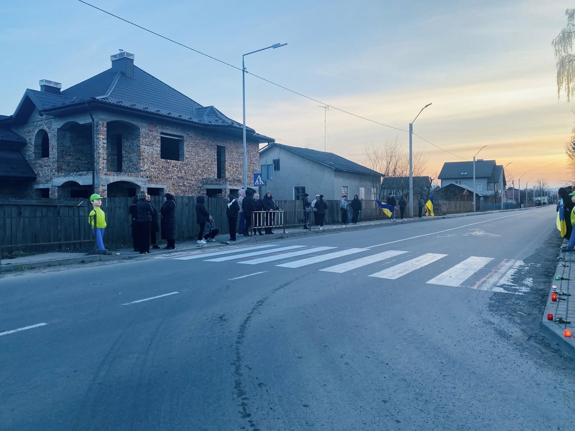 У Ланчині зустріли скорботний кортеж загиблих внаслідок ворожої атаки на Івано-Франківськ 1