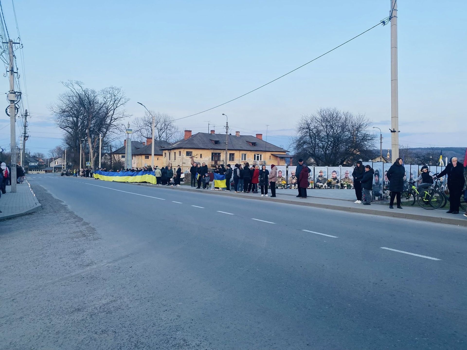 У Ланчині зустріли скорботний кортеж загиблих внаслідок ворожої атаки на Івано-Франківськ 2