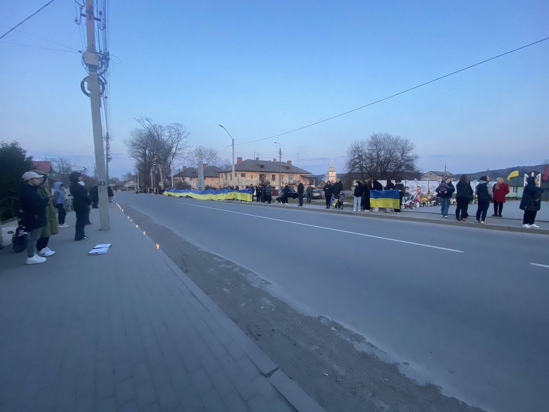 У Ланчині зустріли скорботний кортеж загиблих внаслідок ворожої атаки на Івано-Франківськ 3