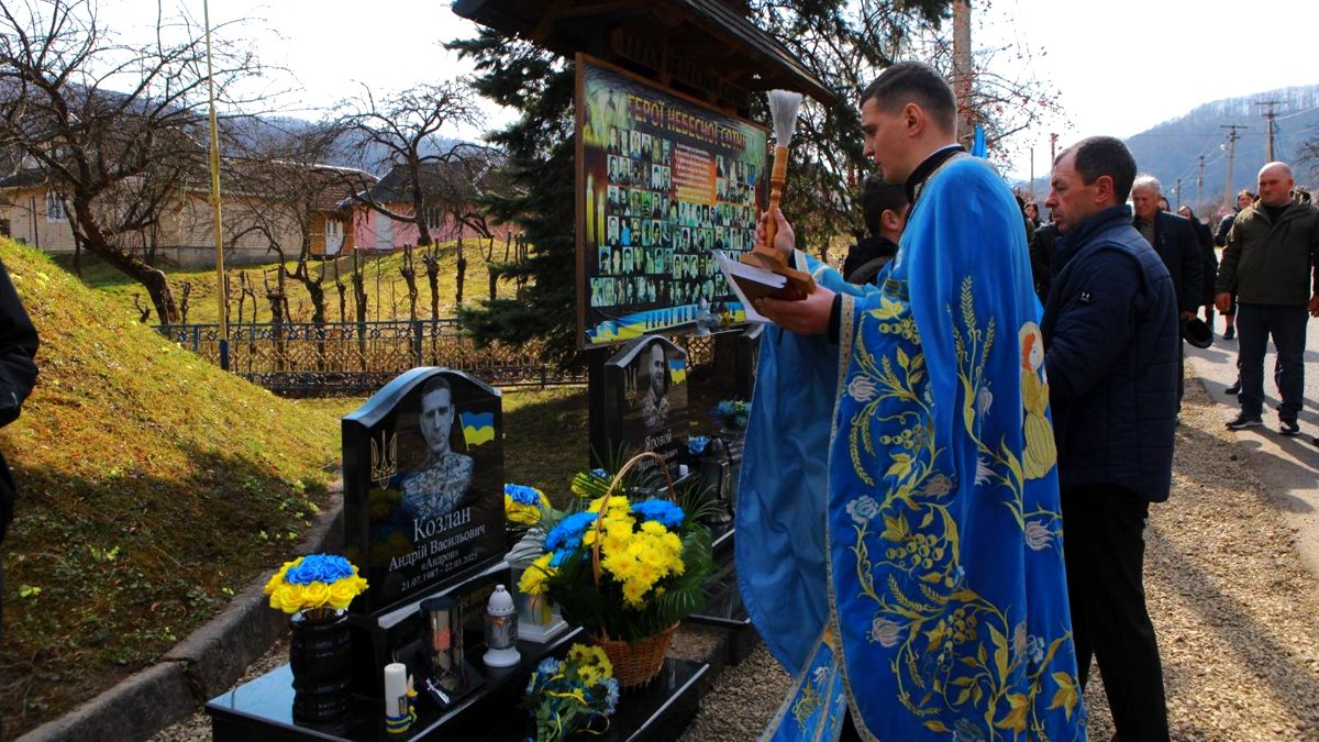Меморіальну стелу полеглому Андрію Козлану відкрили у Шешорах 1