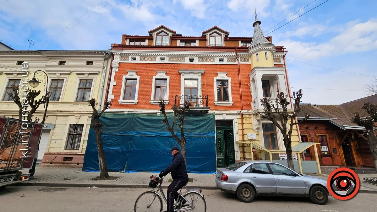 Знову без дозволів: фасад історичної будівлі у Коломиї заради вітрини частково зруйнували | ВІДЕО