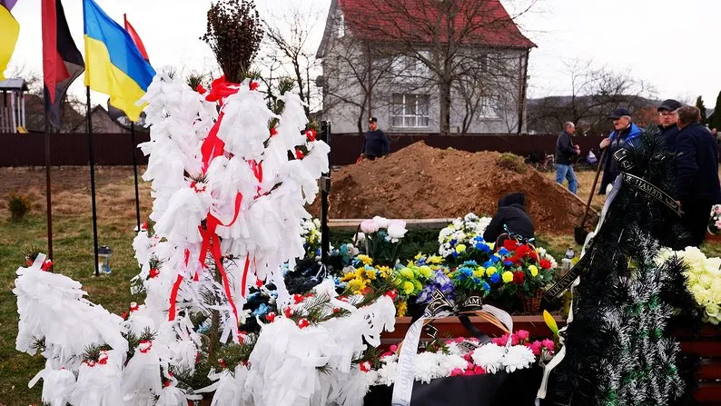 У Добротові попрощалися із загиблими через ворожий дрон Володимиром та Анелею Шкрумеляками 6