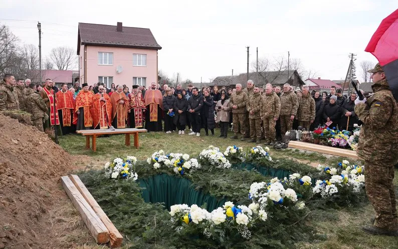 У Добротові попрощалися із загиблими через ворожий дрон Володимиром та Анелею Шкрумеляками 5