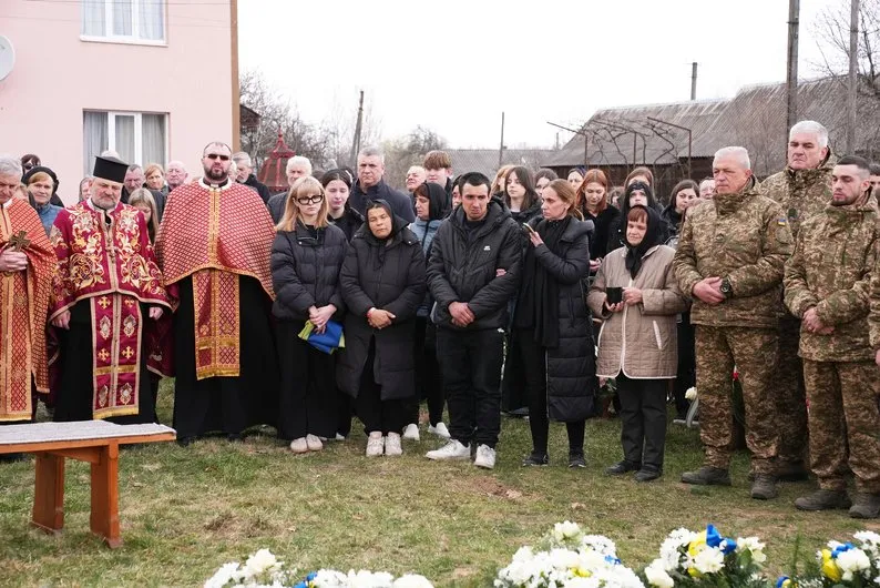 У Добротові попрощалися із загиблими через ворожий дрон Володимиром та Анелею Шкрумеляками 4