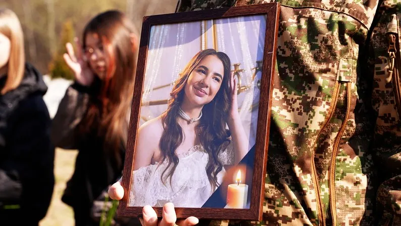 У Добротові попрощалися із загиблими через ворожий дрон Володимиром та Анелею Шкрумеляками 2