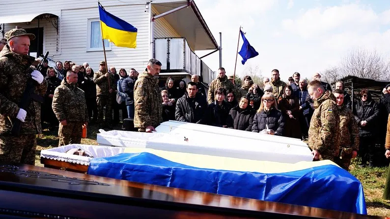 У Добротові попрощалися із загиблими через ворожий дрон Володимиром та Анелею Шкрумеляками 3