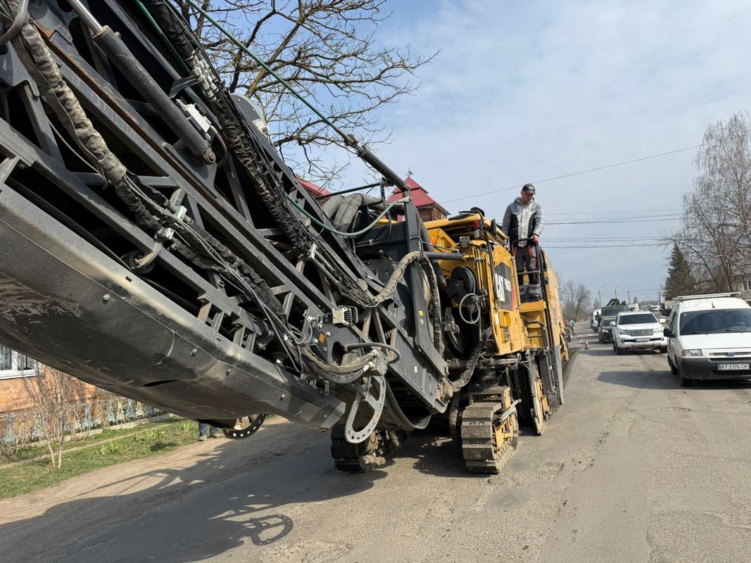 Одна із найкритичніших ділянок: у Нижньому Вербіжі ремонтують дорогу 2