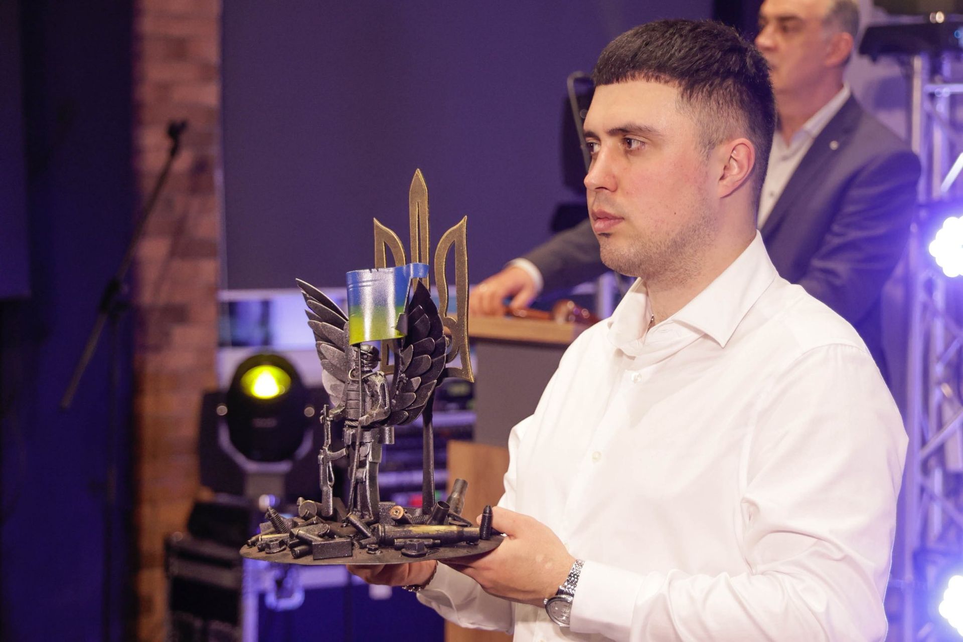 На Прикарпатті під час благодійного аукціону зібрали понад 7,7 млн грн для ЗСУ 15