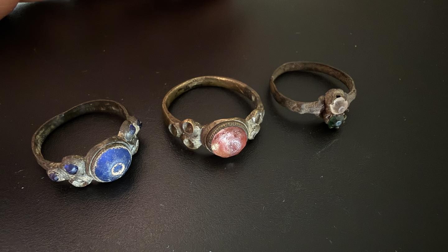 Вилучені археологічні артефакти. Фото: Київська митниця Вилучені археологічні артефакти. Фото: Київська митниця