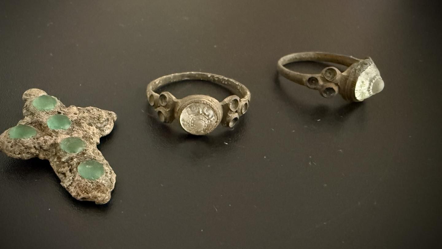 Вилучені археологічні артефакти. Фото: Київська митниця Вилучені археологічні артефакти. Фото: Київська митниця