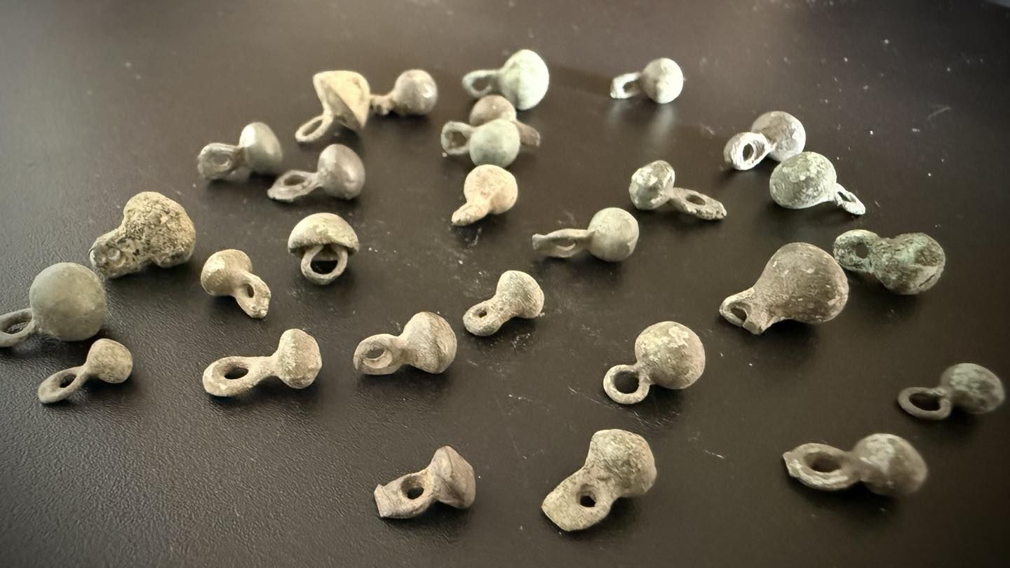 Вилучені археологічні артефакти. Фото: Київська митниця Вилучені археологічні артефакти. Фото: Київська митниця