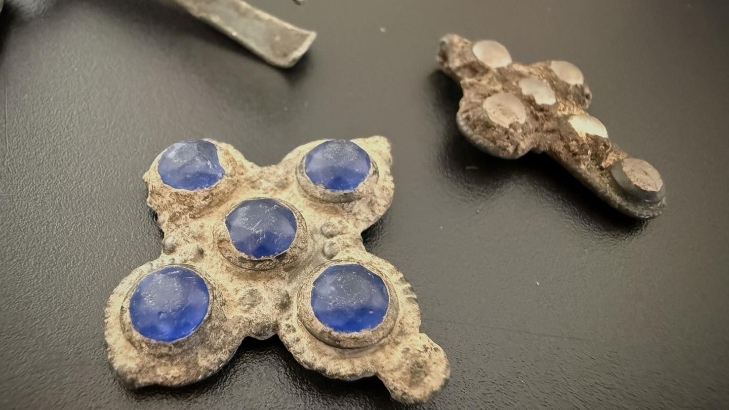 Вилучені археологічні артефакти. Фото: Київська митниця Вилучені археологічні артефакти. Фото: Київська митниця