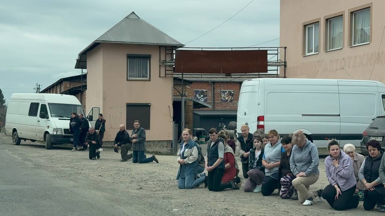 У Печеніжинській громаді "на щиті" зустріли скорботний кортеж полеглого воїна Андрія Гопелтатюка 1