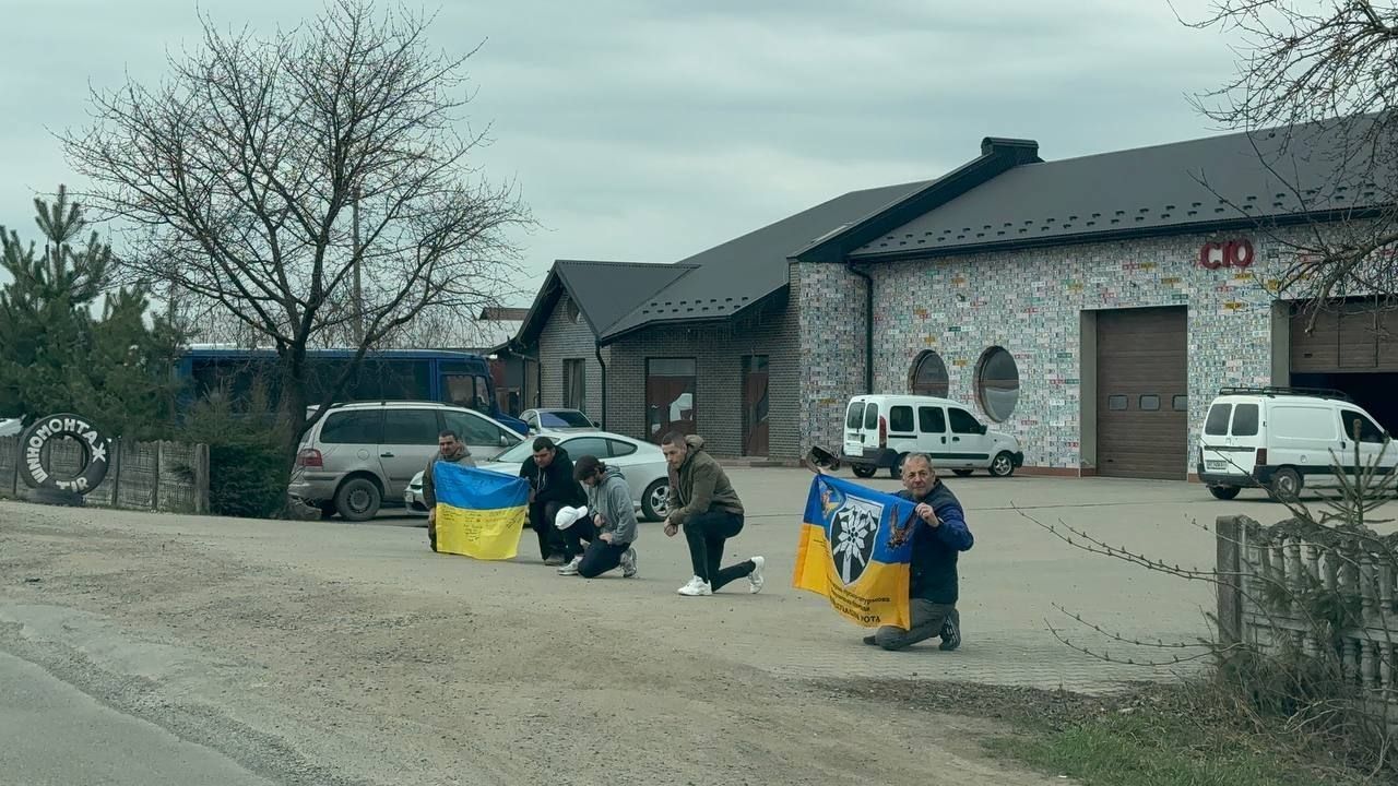 У Печеніжинській громаді "на щиті" зустріли скорботний кортеж полеглого воїна Андрія Гопелтатюка 2