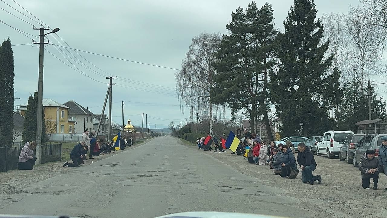 У Печеніжинській громаді "на щиті" зустріли скорботний кортеж полеглого воїна Андрія Гопелтатюка 3