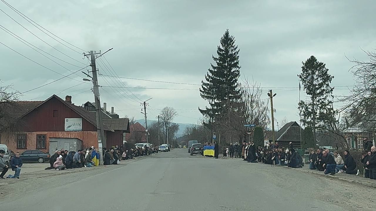 У Печеніжинській громаді "на щиті" зустріли скорботний кортеж полеглого воїна Андрія Гопелтатюка 4