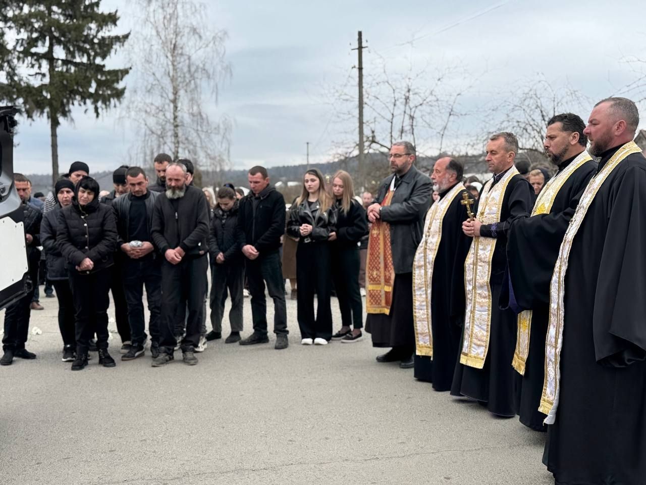 У Печеніжинській громаді "на щиті" зустріли скорботний кортеж полеглого воїна Андрія Гопелтатюка 6