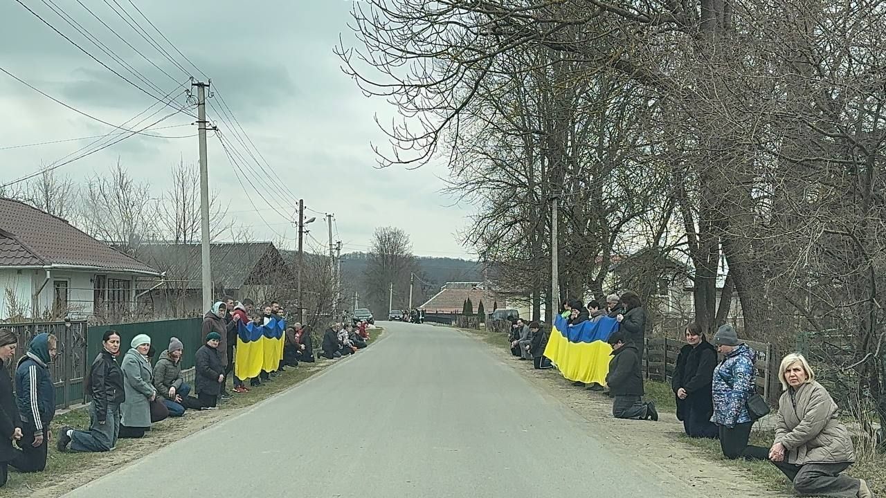 У Печеніжинській громаді "на щиті" зустріли скорботний кортеж полеглого воїна Андрія Гопелтатюка 8