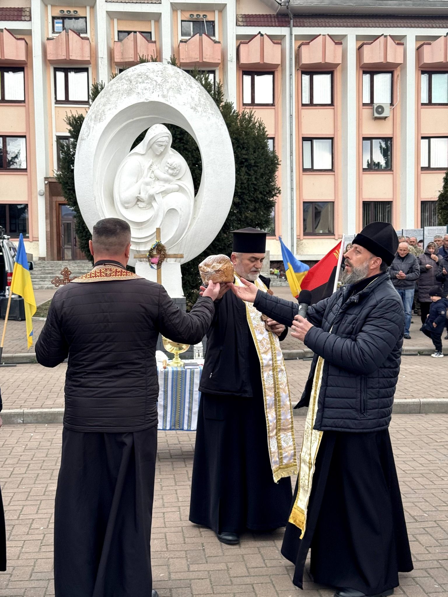 У Косові вшанували пам’ять полеглих захисників та освятили меморіал 5