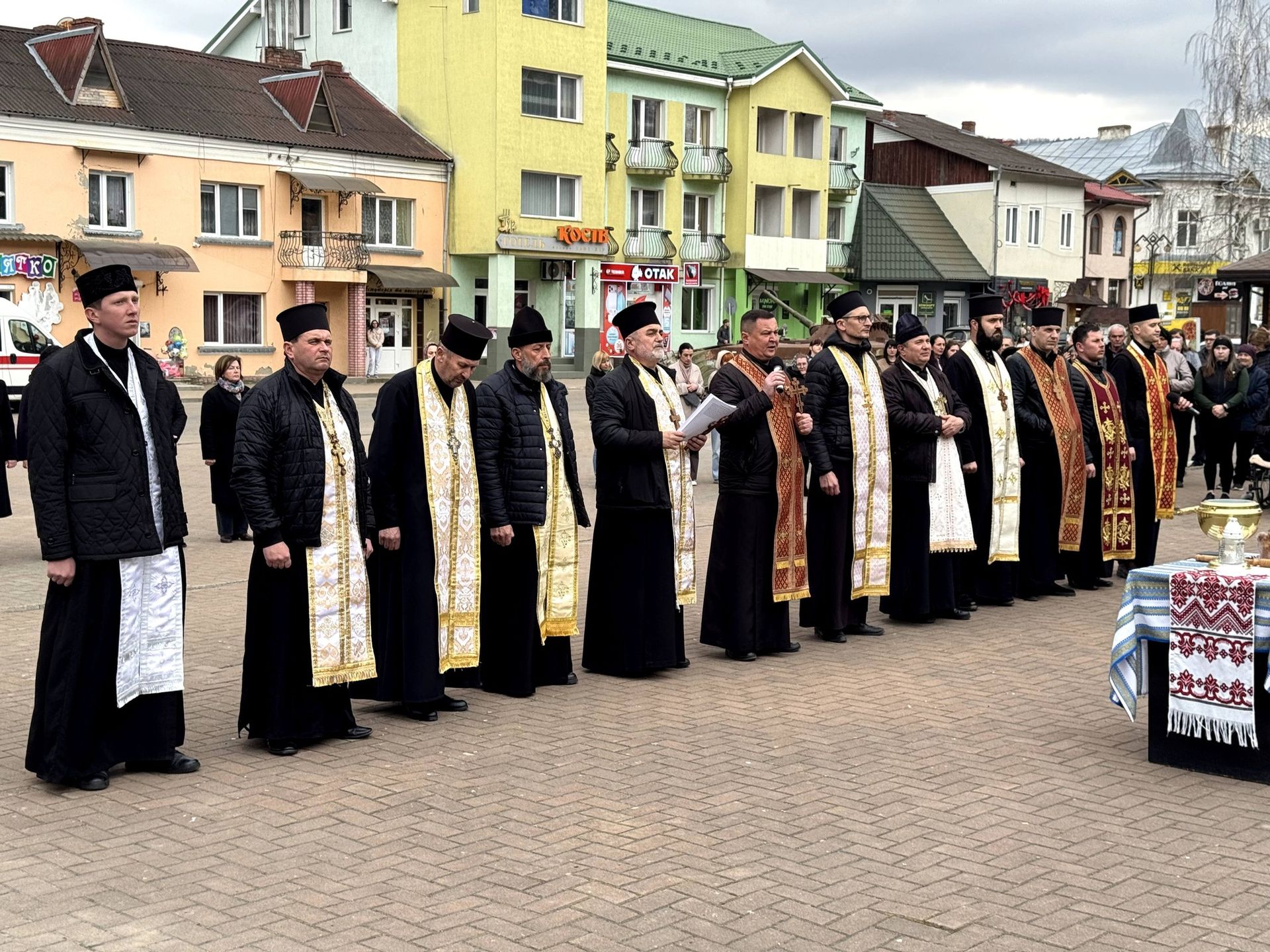 У Косові вшанували пам’ять полеглих захисників та освятили меморіал 10