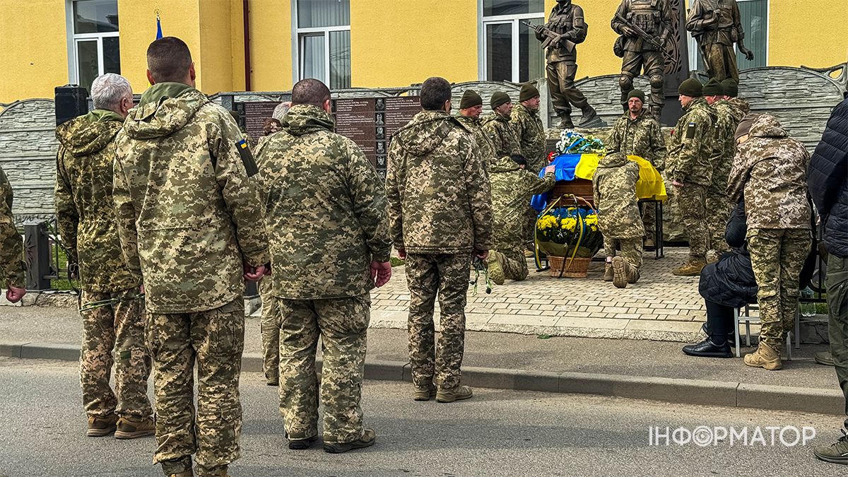 Коломияни віддали шану воїну Руслану Пастушенку, чин похорону пройде Великій Кам’янці 7