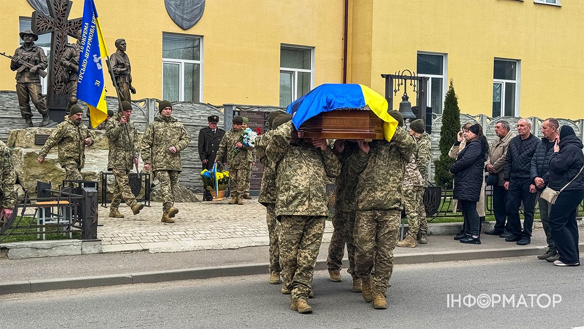 Коломияни віддали шану воїну Руслану Пастушенку, чин похорону пройде Великій Кам’янці 9