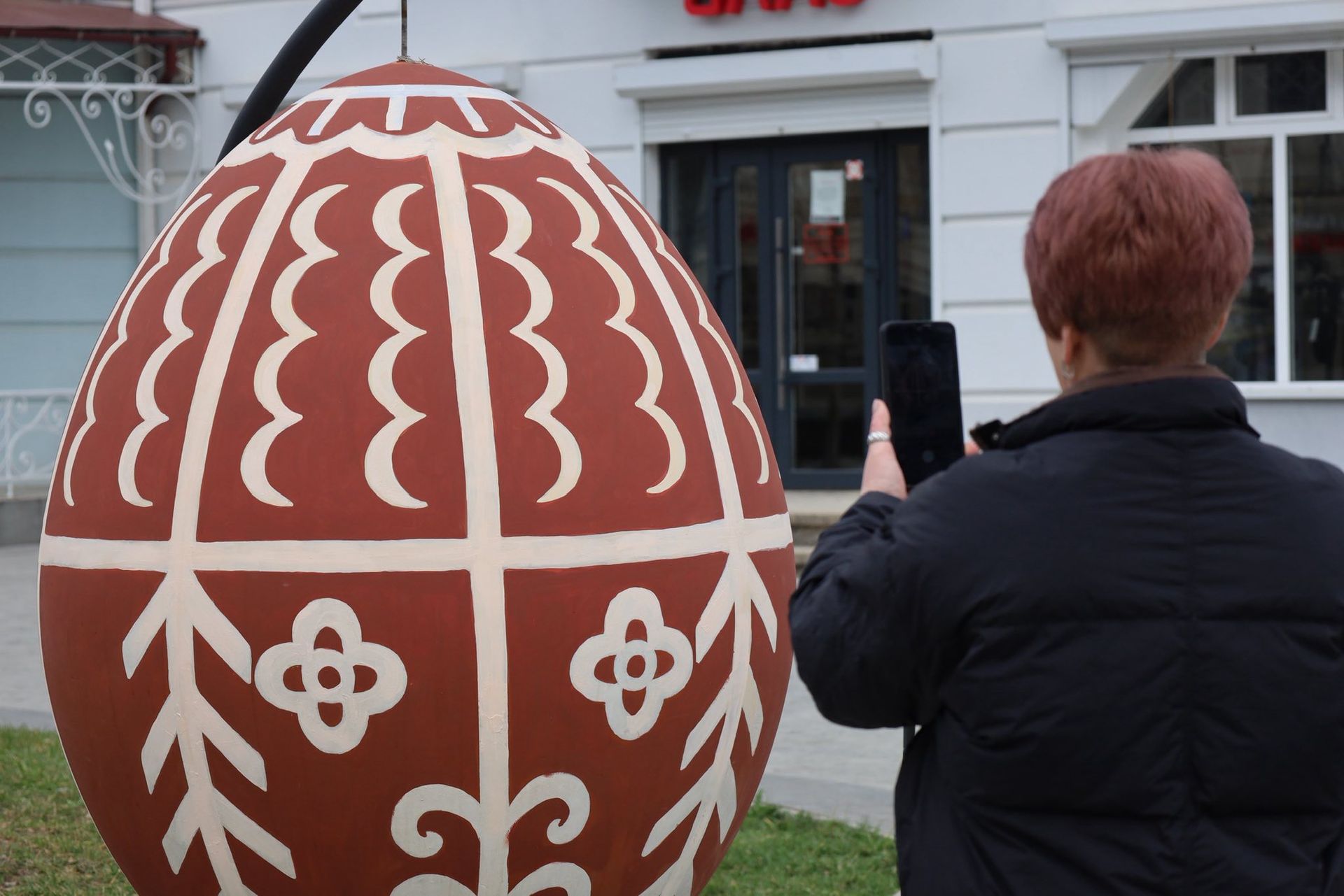 У центрі Коломиї відновили писанкову фотозону 10