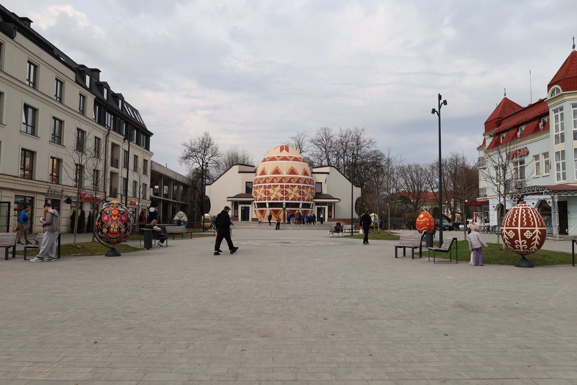 У центрі Коломиї відновили писанкову фотозону 2