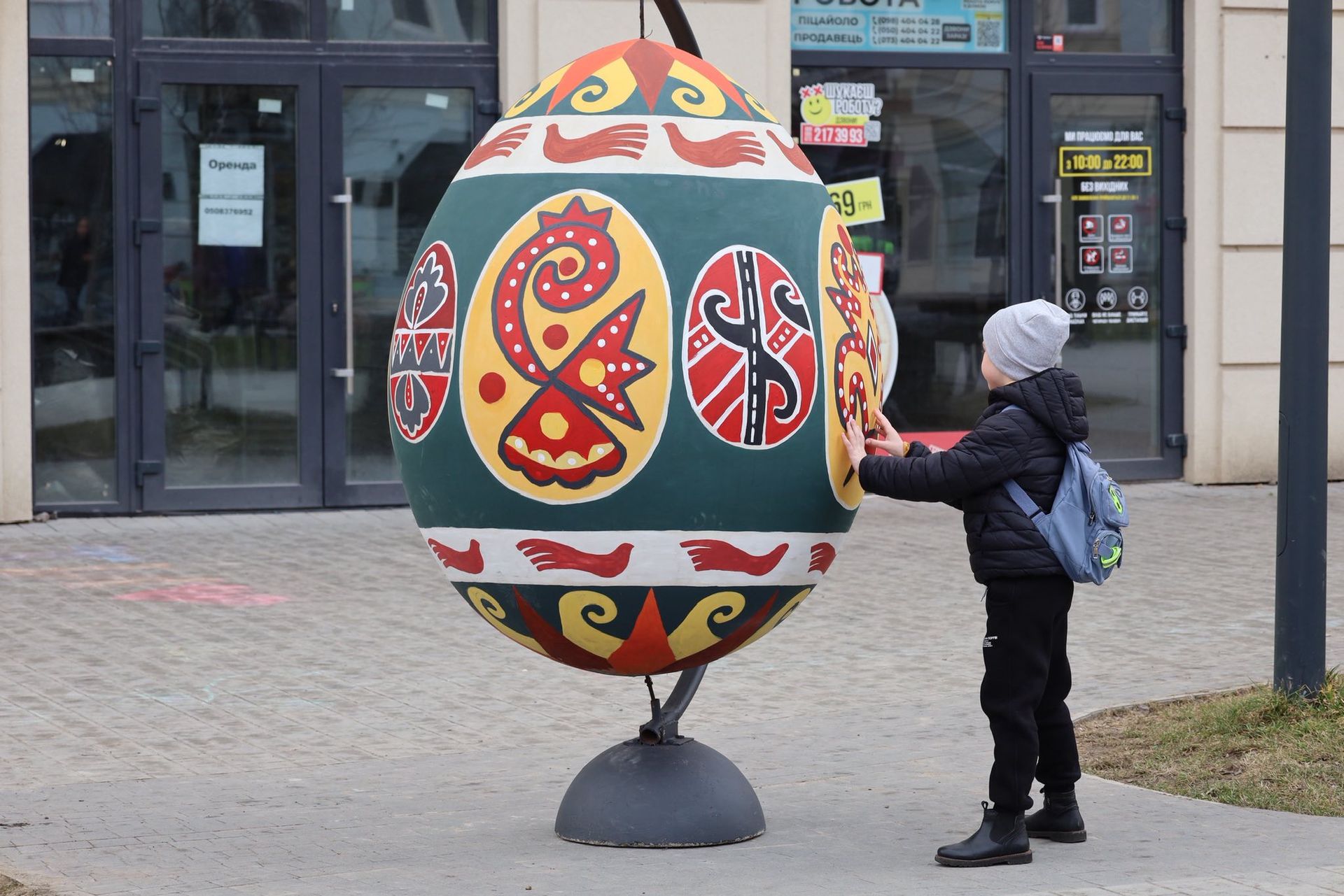 У центрі Коломиї відновили писанкову фотозону 4