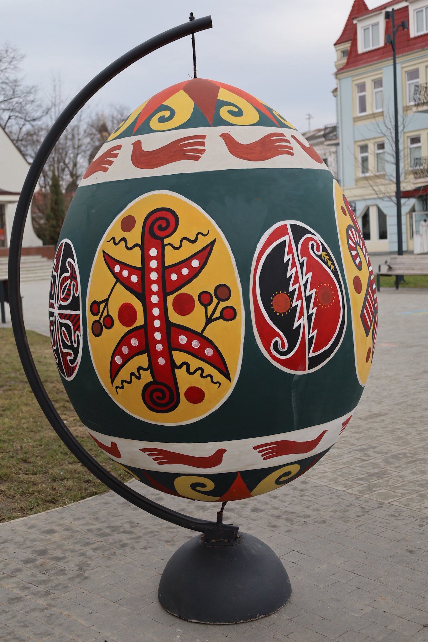 У центрі Коломиї відновили писанкову фотозону 5