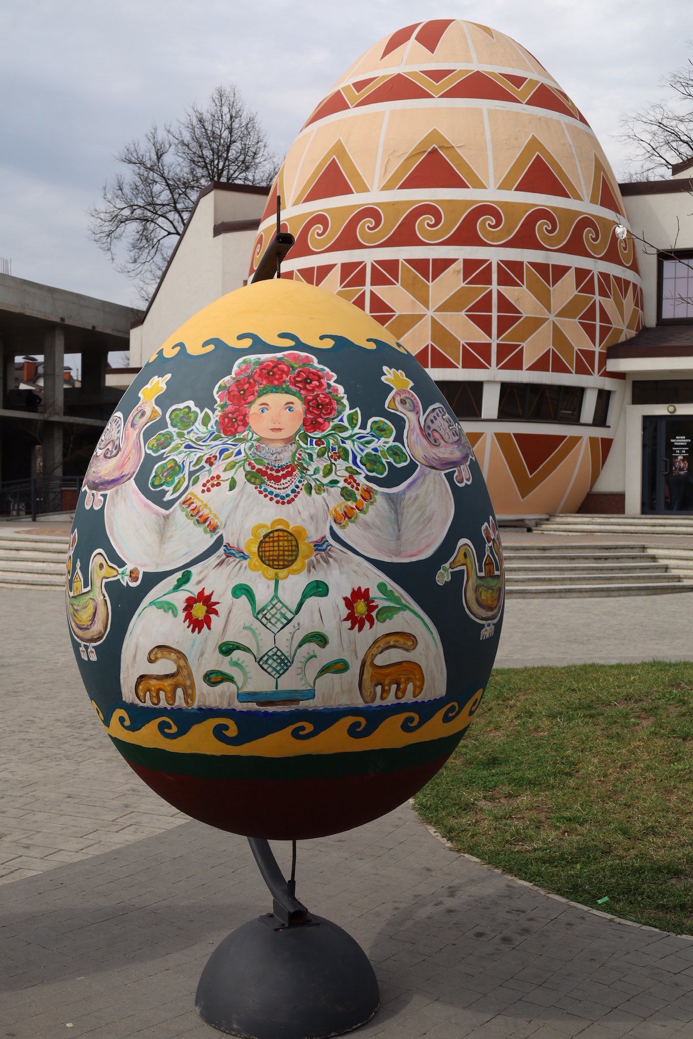 У центрі Коломиї відновили писанкову фотозону 8