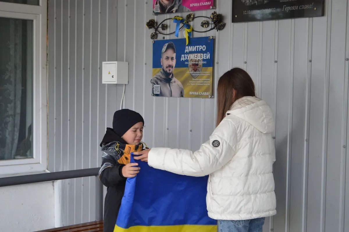 На відкриття меморіальної дошки Дмитру Дзумедею у його рідній школі в Коломиї На відкриття меморіальної дошки Дмитру Дзумедею у його рідній школі в Коломиї