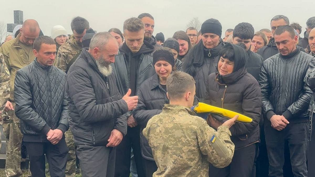 У Печеніжині навіки попрощалися із захисником Андрієм Гопелтатюком 13
