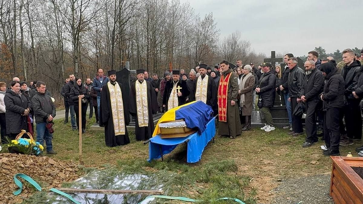 У Печеніжині навіки попрощалися із захисником Андрієм Гопелтатюком 12