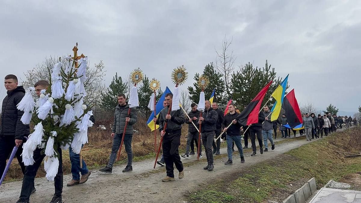 У Печеніжині навіки попрощалися із захисником Андрієм Гопелтатюком 11
