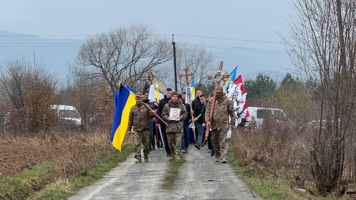 У Печеніжині навіки попрощалися із захисником Андрієм Гопелтатюком 10