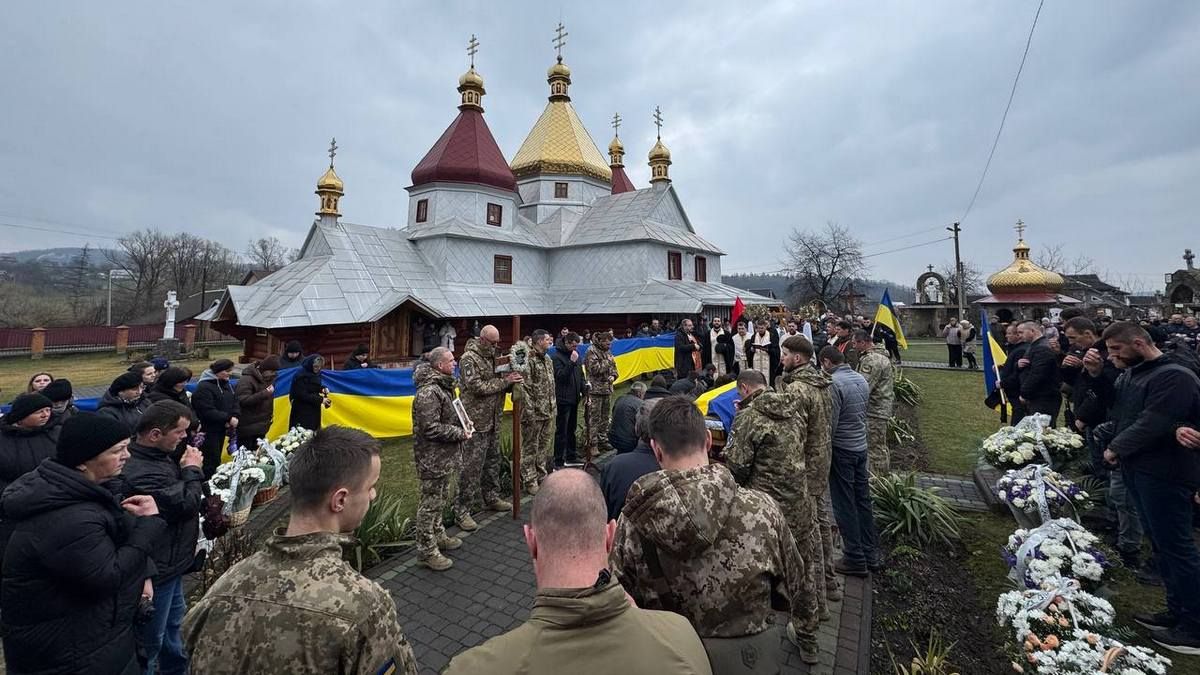 У Печеніжині навіки попрощалися із захисником Андрієм Гопелтатюком