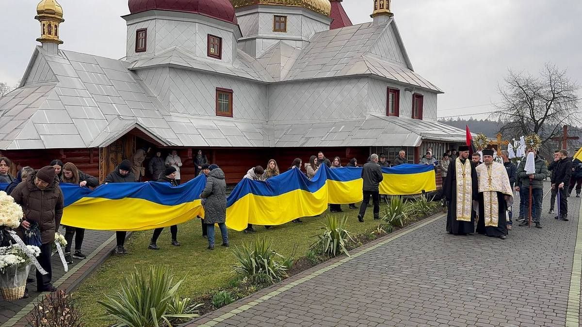 У Печеніжині навіки попрощалися із захисником Андрієм Гопелтатюком 9