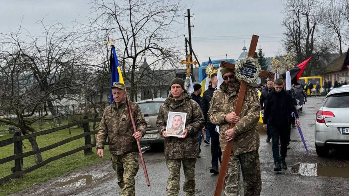 У Печеніжині навіки попрощалися із захисником Андрієм Гопелтатюком 8