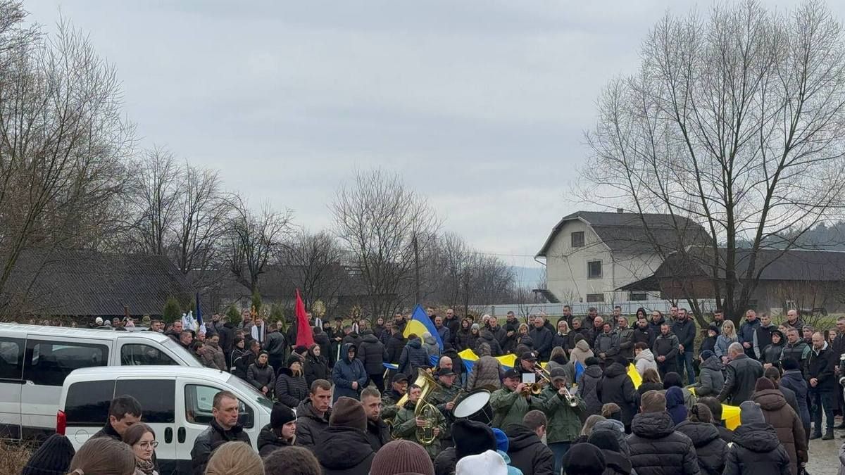 У Печеніжині навіки попрощалися із захисником Андрієм Гопелтатюком 5