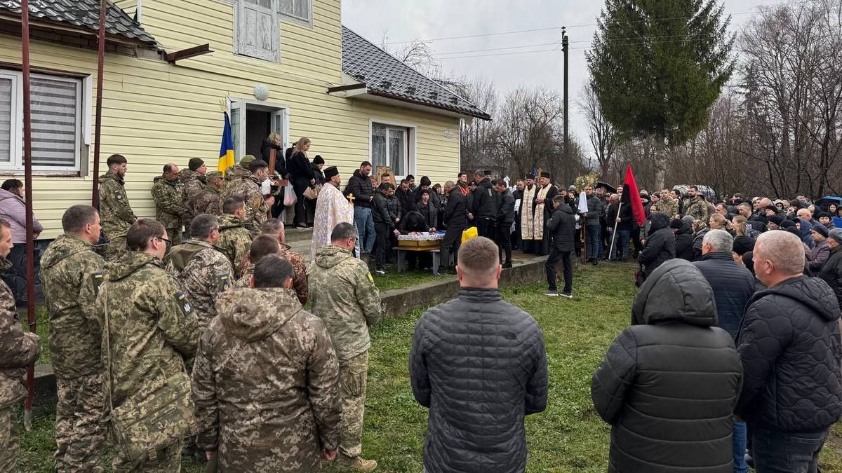 У Печеніжині навіки попрощалися із захисником Андрієм Гопелтатюком 4