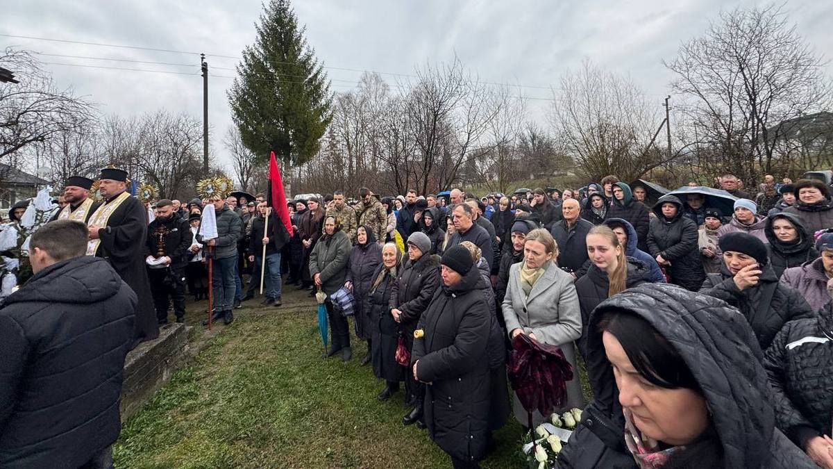 У Печеніжині навіки попрощалися із захисником Андрієм Гопелтатюком 3