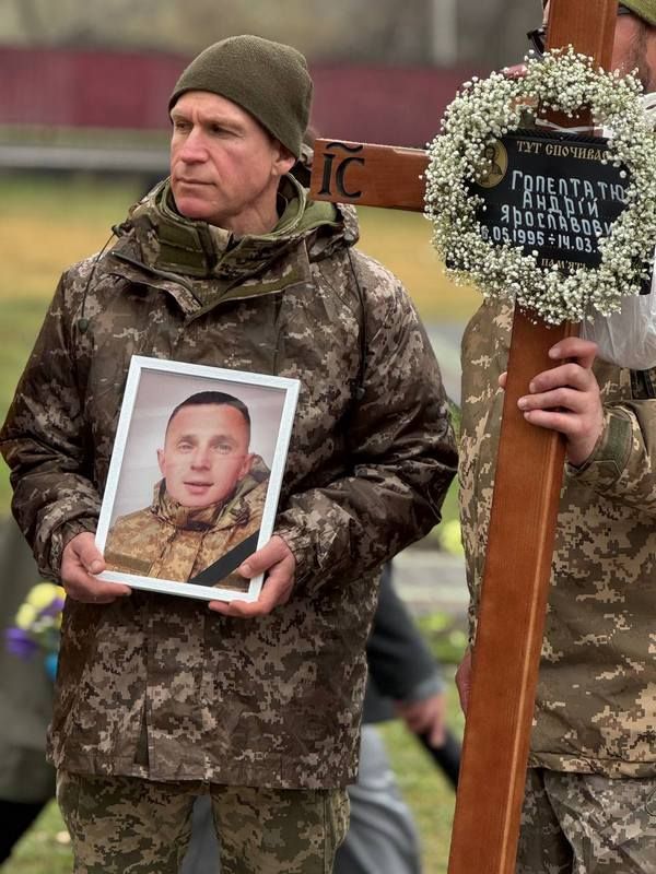 У Печеніжині навіки попрощалися із захисником Андрієм Гопелтатюком 1