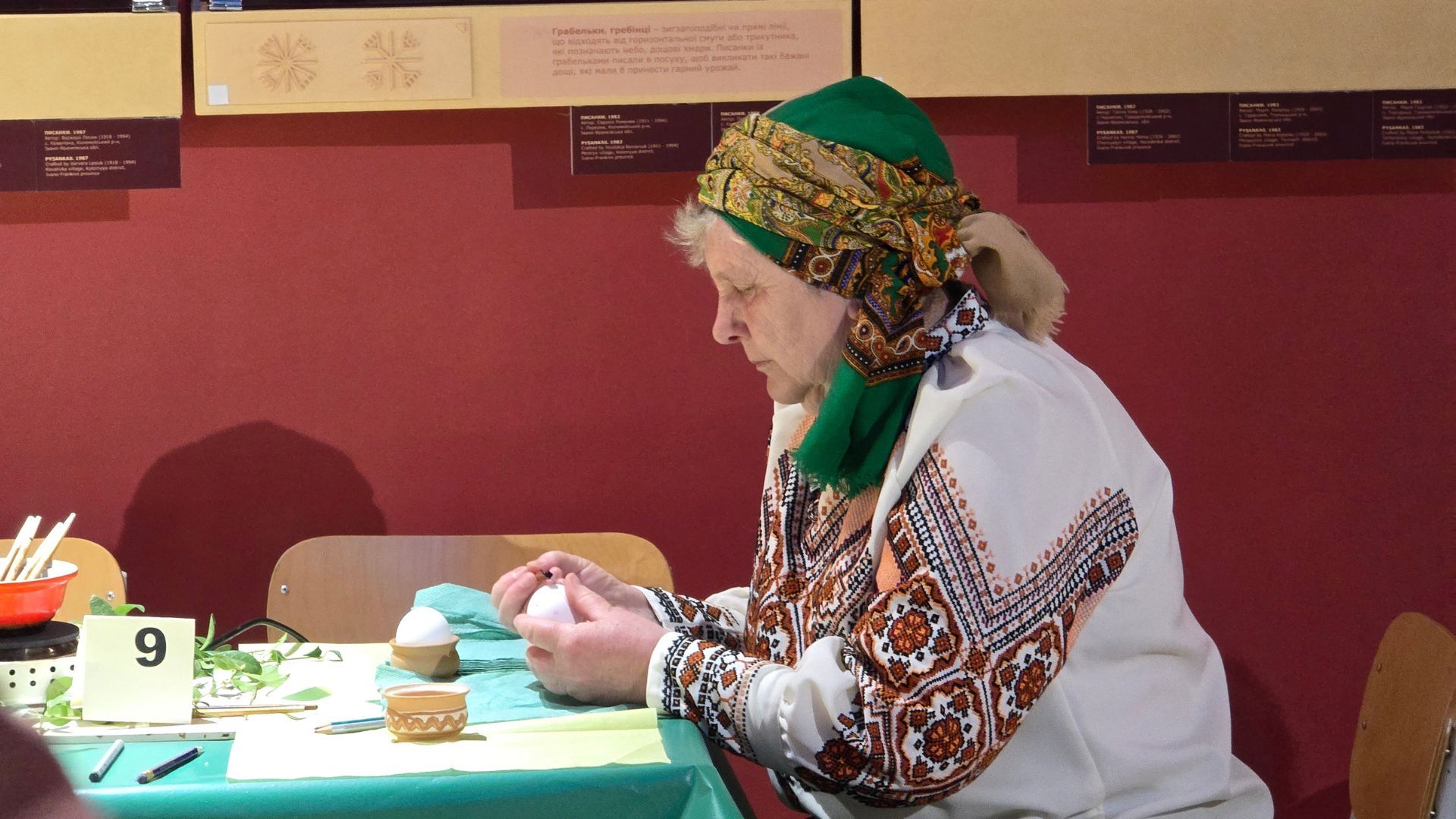 З думками про мир і перемогу: у Коломиї відбулась акція "Писанки для України" 6