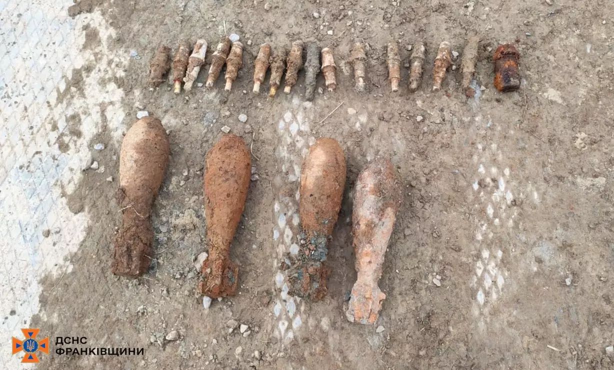 Знайдені боєприпаси часів Другої світової війни. Фото: ГУ ДСНС України в Івано-Франківської області